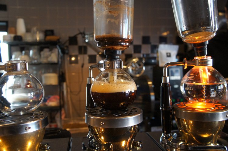 日本でもあまり見ることがなくなった、電気式のサイフォン。