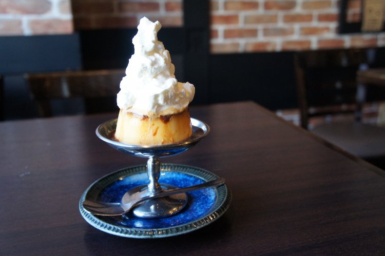 見事なまでの生クリームタワー、喫茶店愛好家にはたまらない品。喫茶店のクラシック・プリン440円。