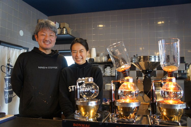 長谷川さん夫婦。明るくオープンで話しやすく、コーヒーへの愛情が深い。