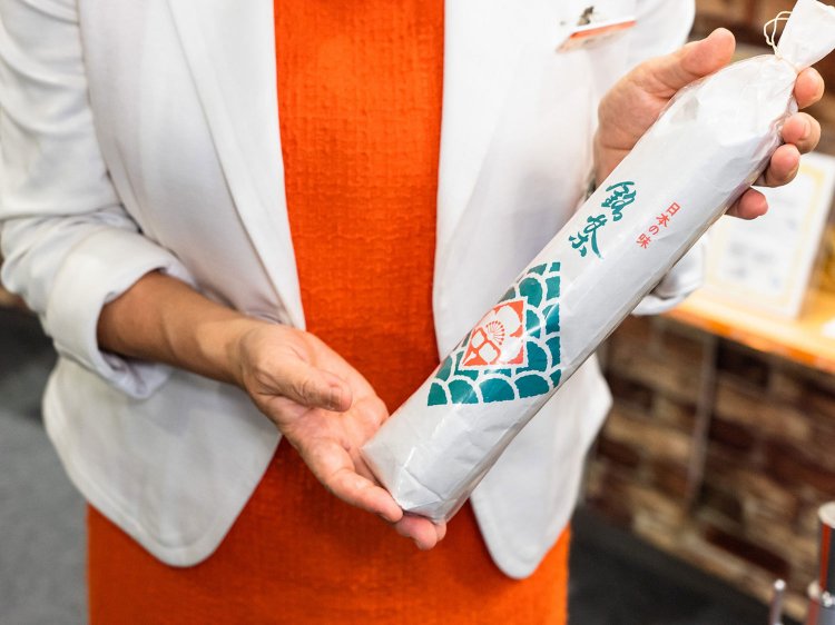 同社に現存するもっとも古い茶袋。茶畑と茶の花の模様が描かれている