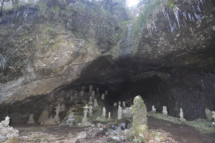 土肥椙山巌窟として史跡に指定されているしとどの窟。