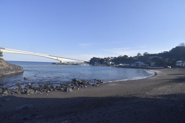 頼朝一行が船出した岩海岸は、今でも国道から見えにくい場所にある。