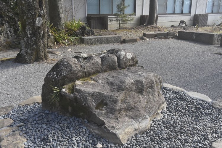 頼朝と政子が腰掛けたと伝わる石。誰でも座って記念写真が撮れる。