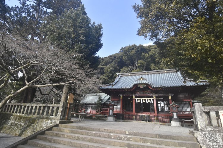 厳かな雰囲気の本殿。ここからさらに山道を１時間ほど登った山中に本宮社がある。