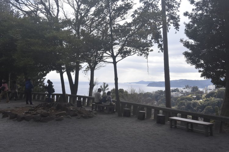 山の中腹に位置する境内からは、相模湾や伊豆半島東海岸の複雑な地形が見渡せる。