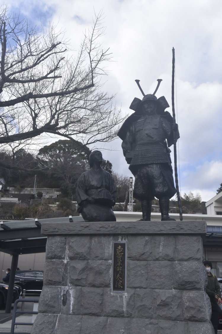 湯河原駅前には、頼朝の窮地を救った功績者である土肥実平とその妻の像が立つ。