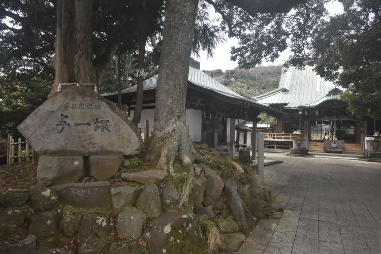 右奥に見えるのが佐奈田霊社の本殿。与一塚はそのほぼ正面ある。