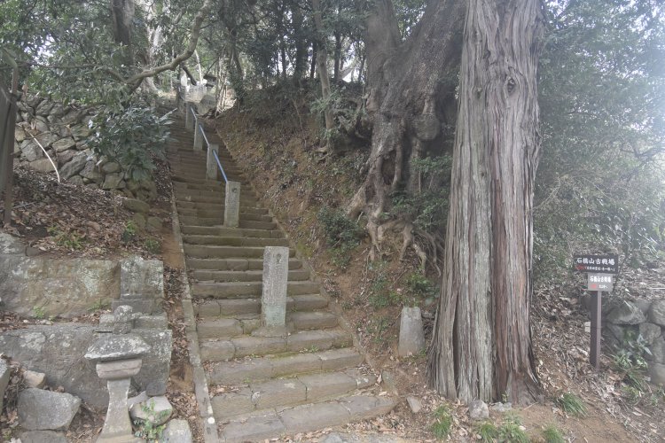 霊社を反対側から下りると、文三堂の近くに出られる。