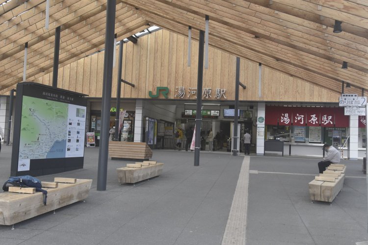 木材をふんだんに使い温かみを感じさせる湯河原駅。