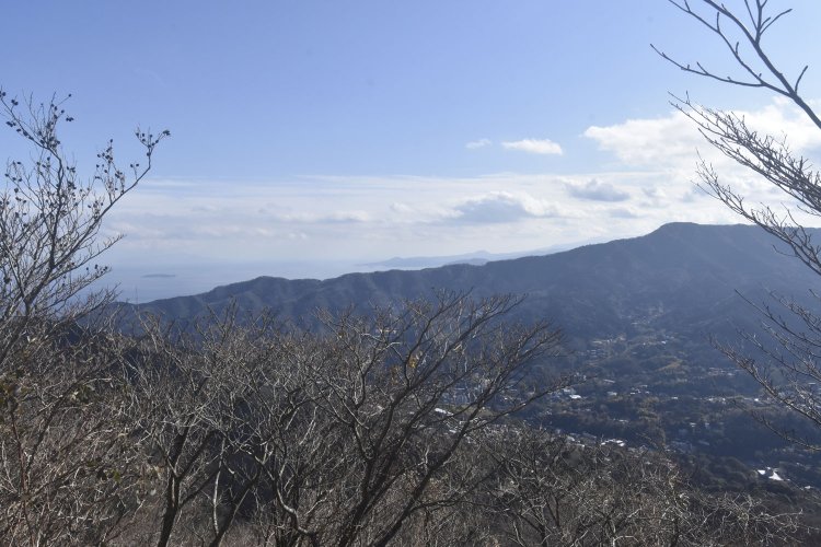 「しとどの窟入口」付近の駐車場から見た相模湾。手前が初島で、奥にうっすら大島も見える。