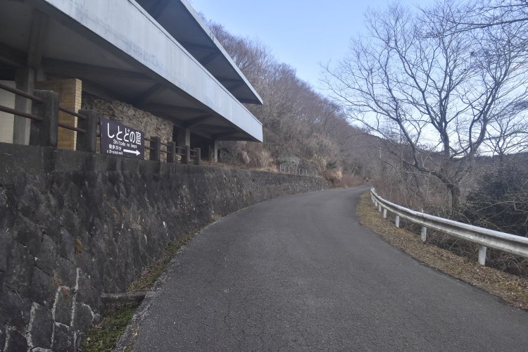 駐車場脇にあった展望台兼トイレ。その前の道を辿る。