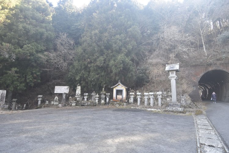 右の城山隧道を抜けた場所にあった広場。写真左側が山道への入り口。