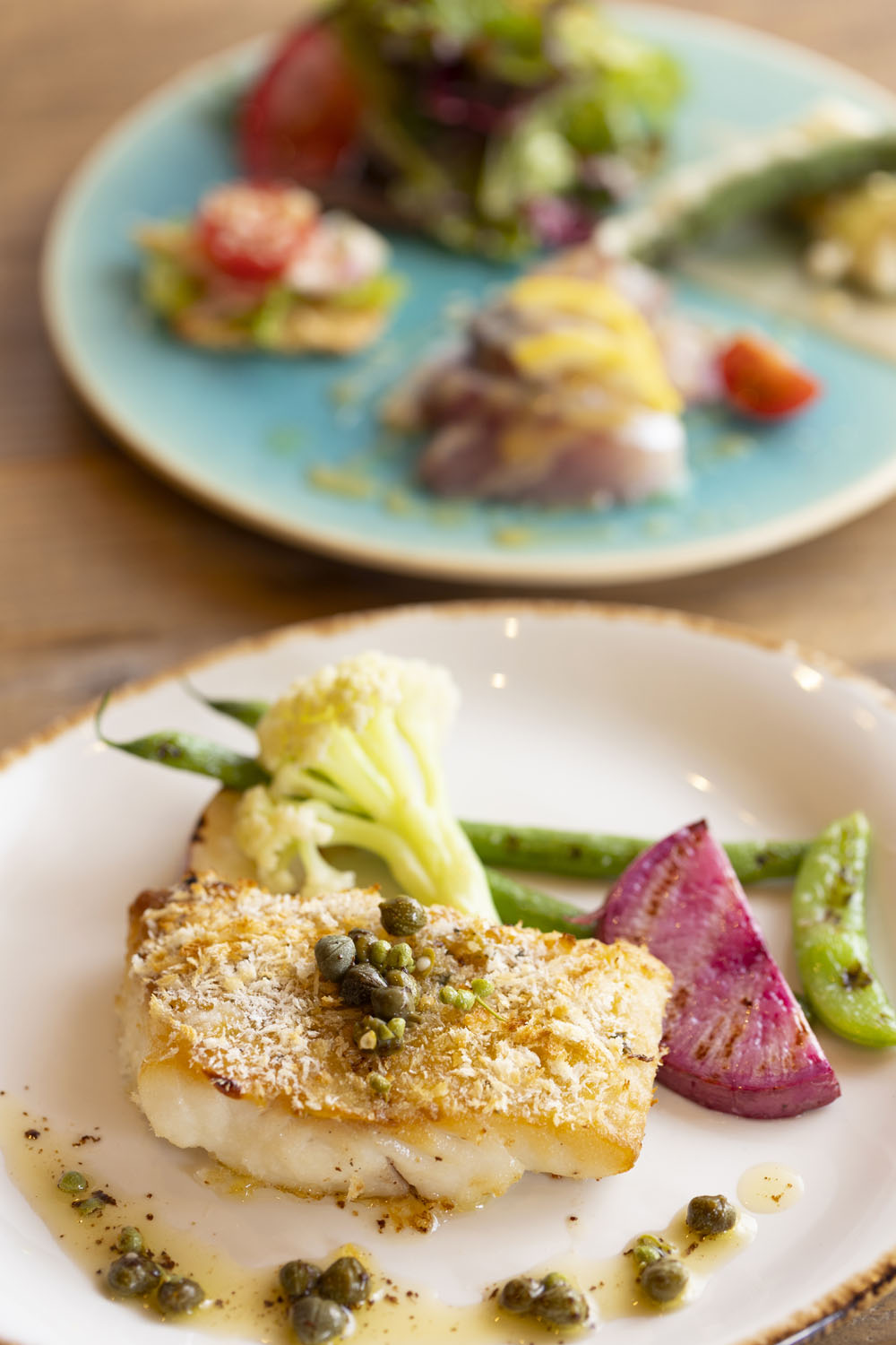 パスタ、肉、魚の3種から選べるランチセットは前菜・パン・ドリンク付き。写真は本日の鮮魚グリル1850円。