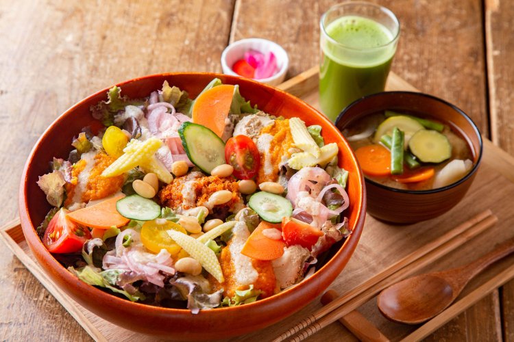 サラダめし1200円。味噌汁の出汁は干ししいたけと昆布だ。八〇八のキクイモ青汁100円は食前に。