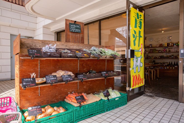 朝どれ野菜を直売。