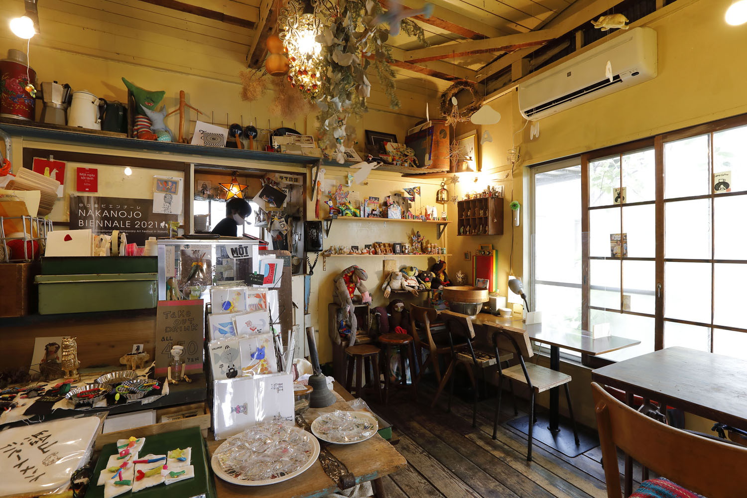 茅ケ崎界隈に住むアーティストたちの独創的な作品が所狭しと並ぶ店内の、カオス感がたまらない。