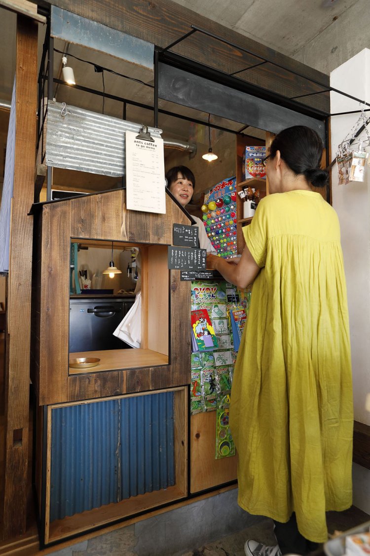 カウンター左下の小窓は、お店屋さんごっこをしたがる小さなお客さんのために製作。