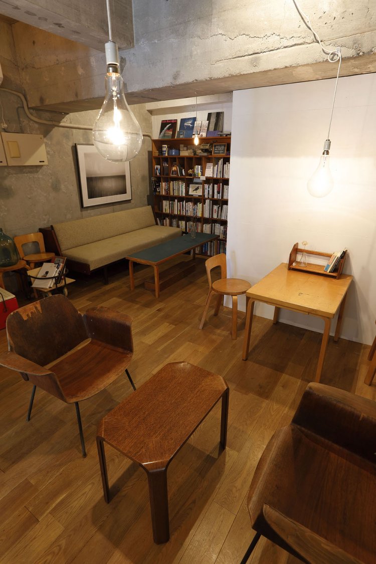 本棚の本は自由に閲覧OK。