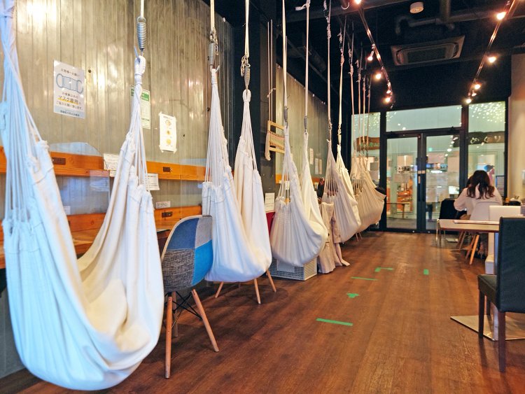 カウンター・ハンモック各6席のほか、4人がけ・2人がけテーブル席もあり。