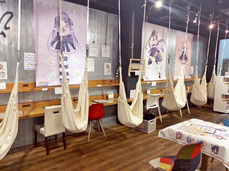 コラボカフェ時の店内飾りつけ。ランチタイムなどの時間帯とは雰囲気がガラリと変わる。