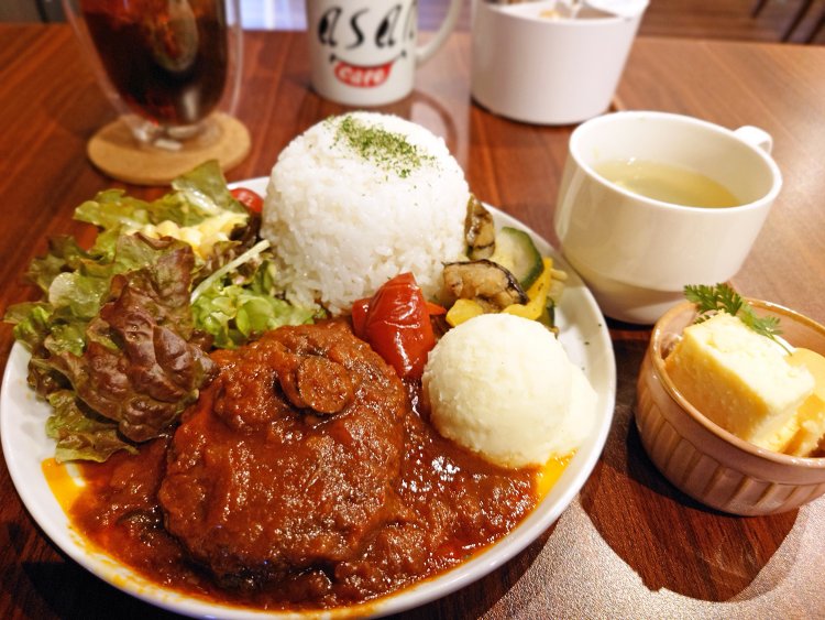 ハンバーグプレート750円。スープ付き。プラス250円でミニサラダか一口デザート・ドリンク付き。