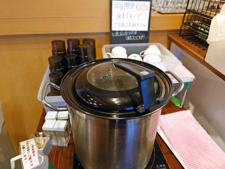 平日限定でランチのスープは無料。セルフサービスでどうぞ。