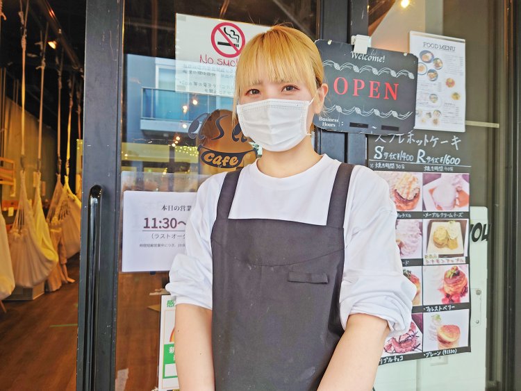 厨房マネージャーの安藤さん。フレンチやパティシエの経歴から本格的な料理やスイーツを担当。