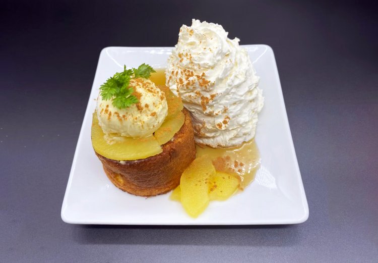 人気のスフレホットケーキ。Sサイズ1400円、Rサイズ1600円。写真はアップル＆シナモンバニラメープル。