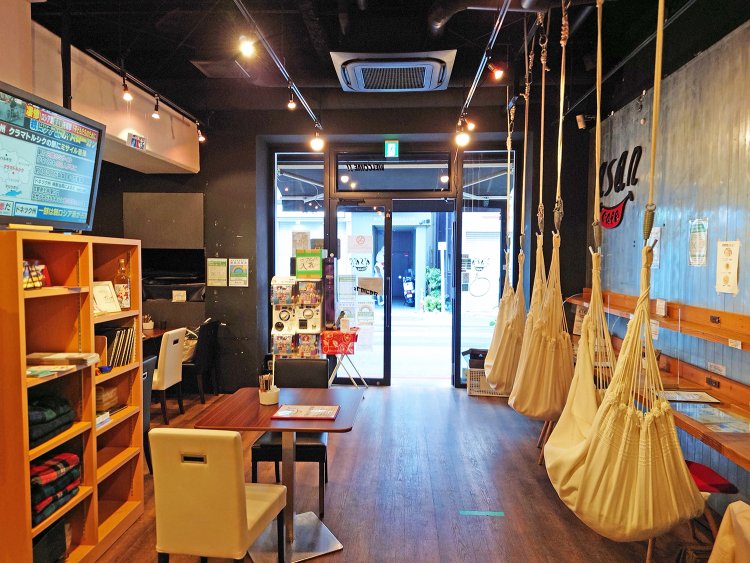 建物外の通りに面した入り口もある。トイレは通路側入り口を入ってすぐ。バリアフリーでベビーカーごと入室可。