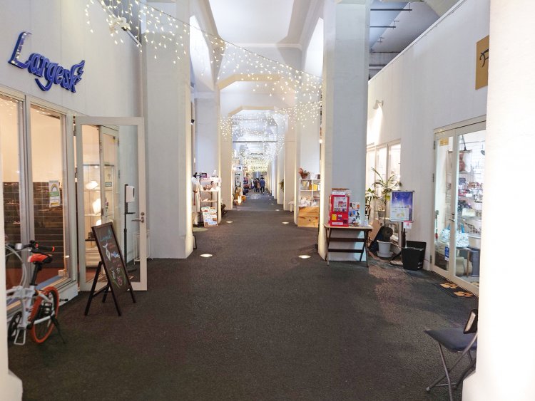 入り口から右に曲がると、高架下のアーケード街が広がる。カフェでランチを楽しんだり、買い物したり、ここですべてがそろう。