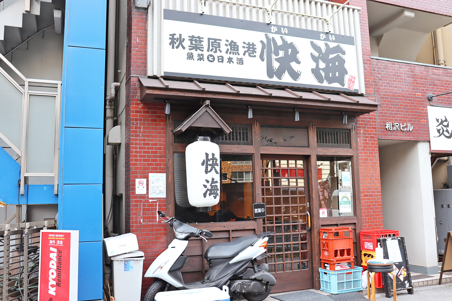 秋葉原駅から北に向かって歩くと昭和通りの左側にある。