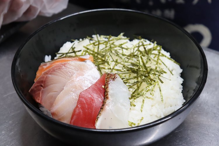 手際よく並べられた刺し身はすでに5種。どれほど豪華な海鮮丼になるのか期待が高まる。