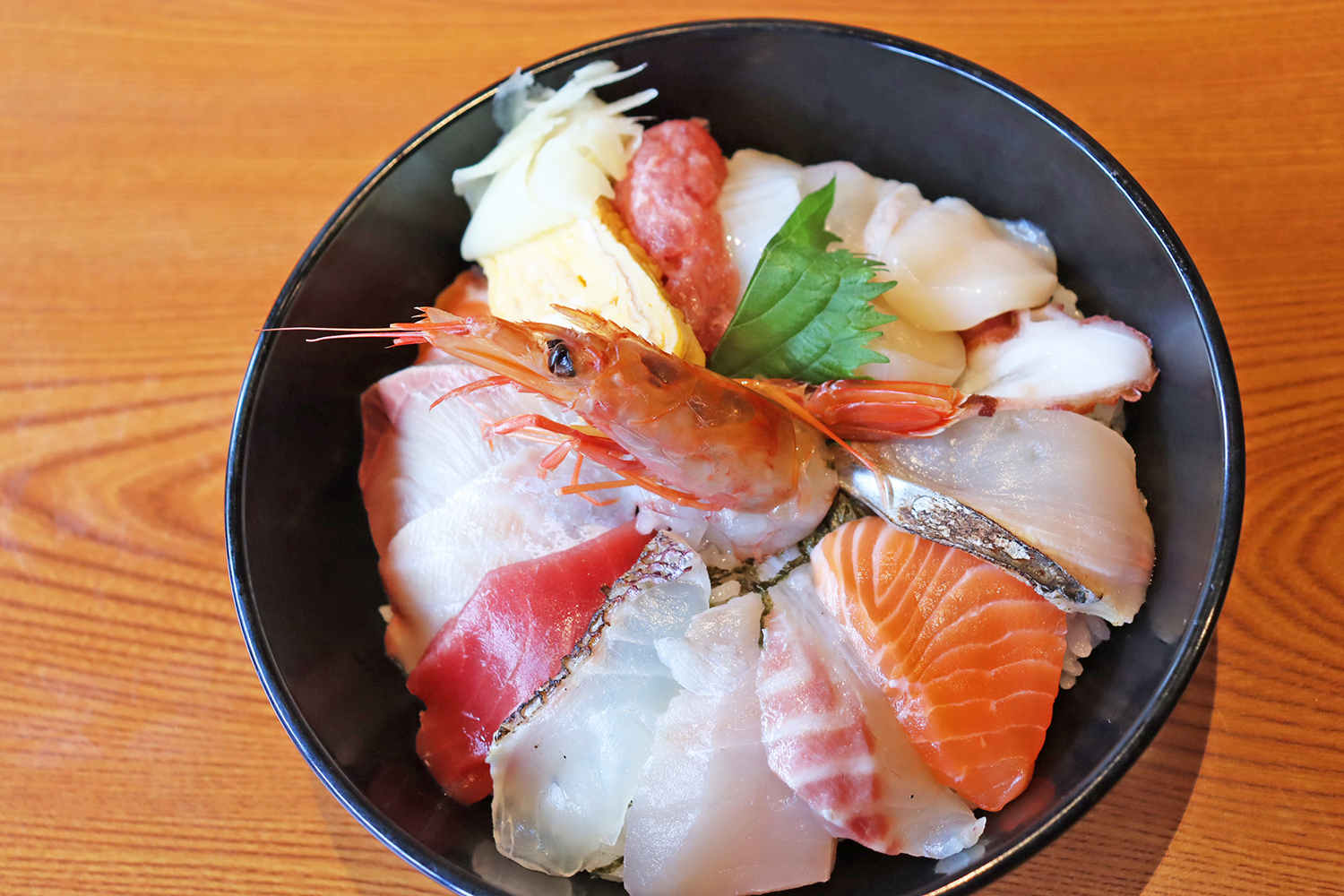 大きな丼にぎっしりと並ぶ刺身の豊富さは、まさしく”特選“海鮮丼だ。