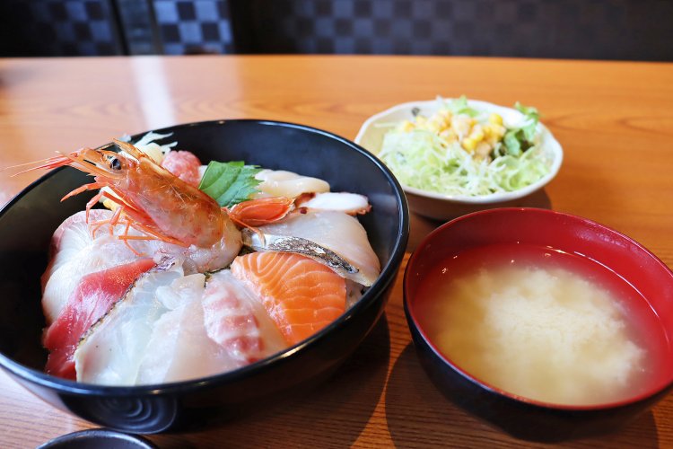 特選海鮮丼にはたっぷりの生野菜サラダとしじみ汁がついて1000円。