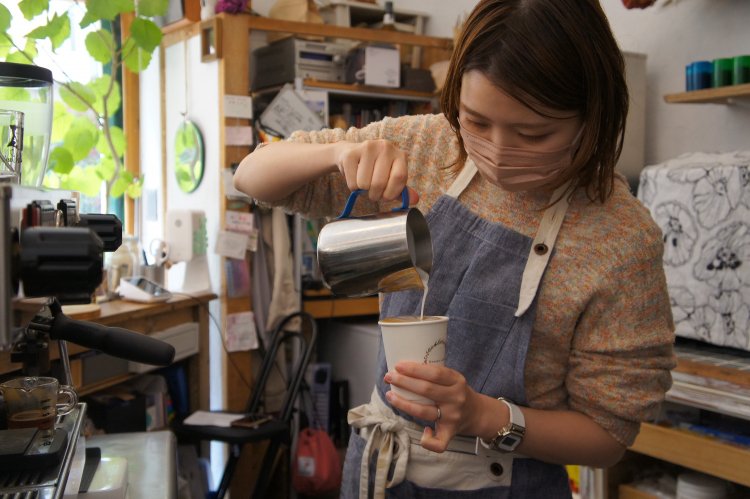 エスプレッソに、フワフワのフォームミルクを注ぎ入れてラテを作る。