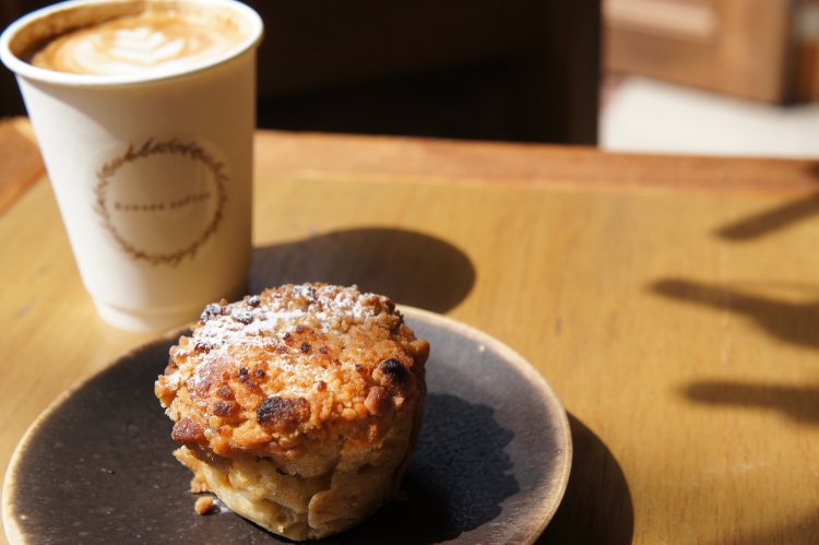 ロワンズラテ570円、バナナシナモンマフィン400円。