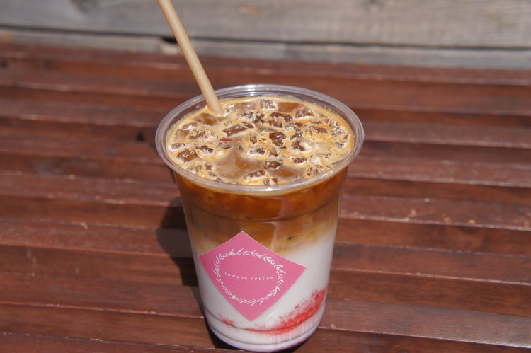 グルテンフリーシュガーシロップを使用したダークチェリーラムラテ750円。シーズン毎にフレーバーを変えて提供する。