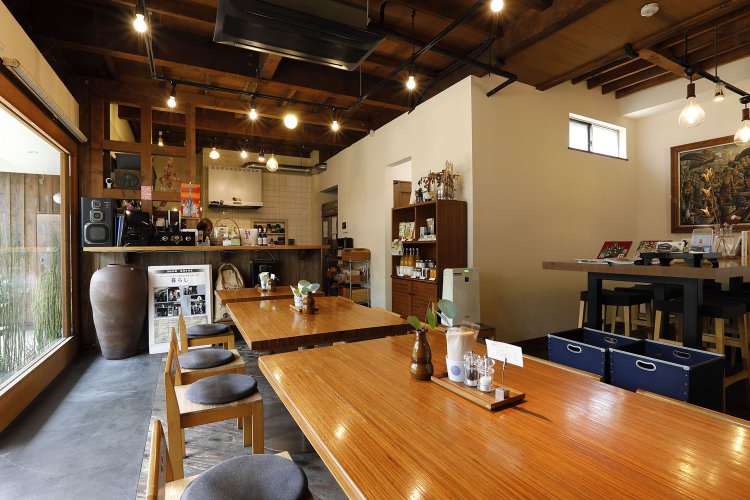 中庭に面した大きな窓と高い天井のおかげで開放的な空間に。