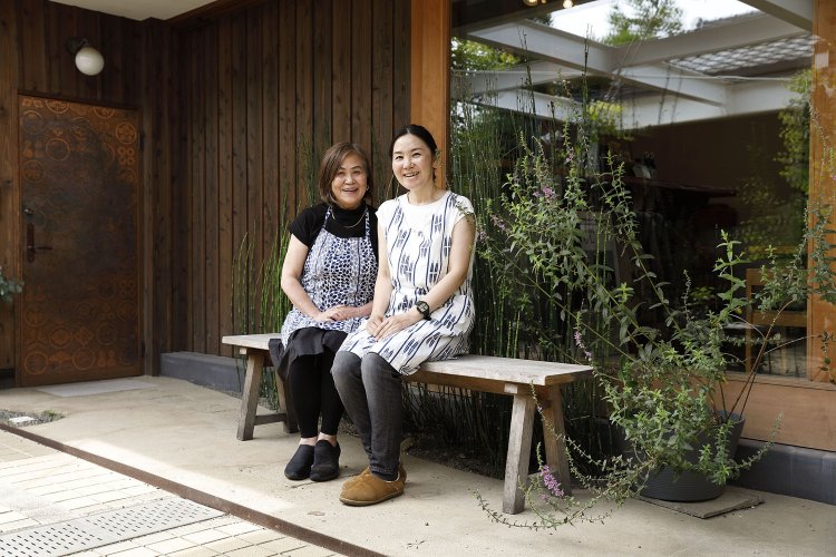 スタッフのおふたりと岩澤さんは親戚。