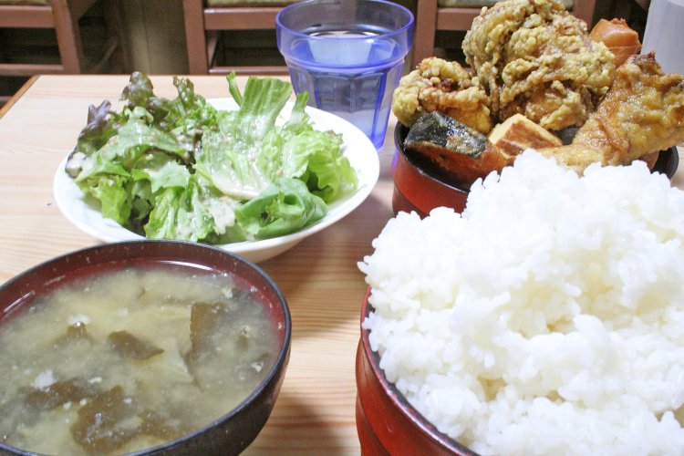 あだちサービスセット1080円。夜は同じメニューが1100円になる。