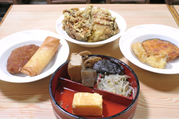 唐揚げ3個、野菜の天ぷら、ポテトコロッケ、春巻き、煮物、もやし和え物、厚焼き玉子の9種10品。唐揚げ以外は季節や仕入れによって変わる。