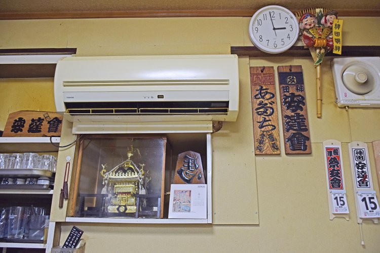 店内に飾られた神輿。安達さんは江戸神輿愛好会「安達會」を主宰。そういえば安達さん、ねじり鉢巻きに角（ツノ）を作った粋な結び方をしていた。