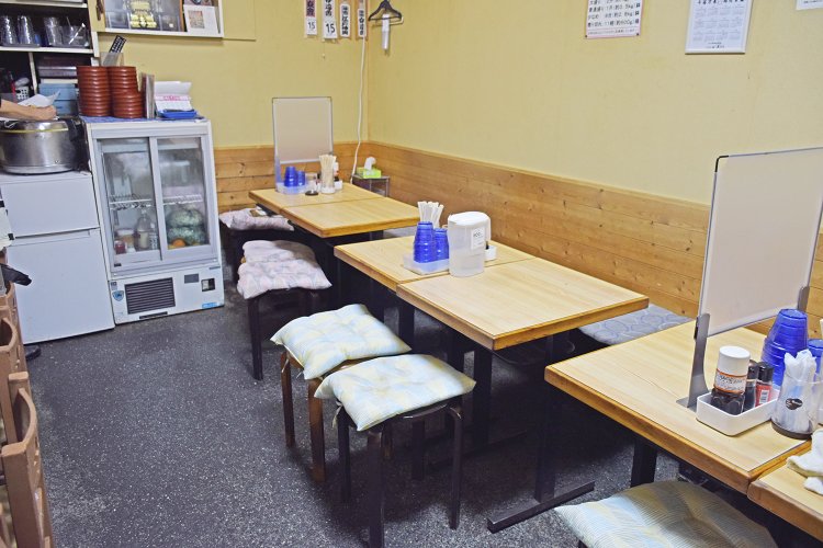 カウンターとテーブル席のこざっぱりと落ち着いた店内。