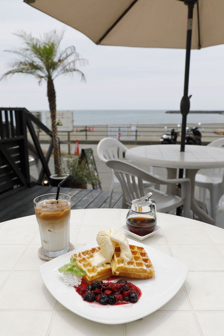 ワッフル・ベリーベリー、アイスカフェオレセット1430円。