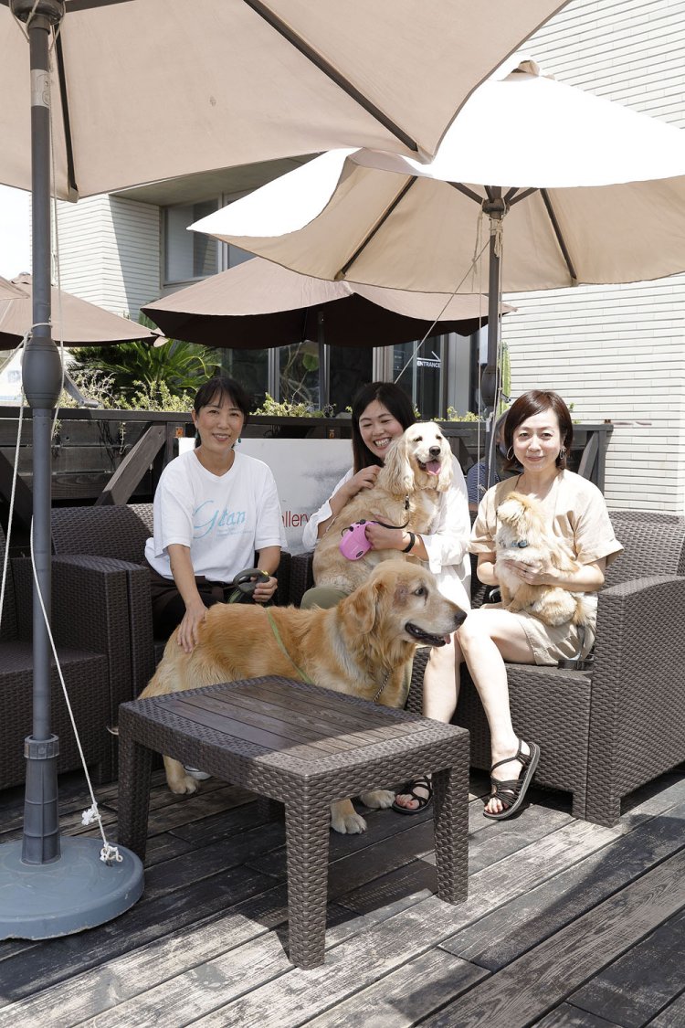 後藤さん（左）と、休日に愛犬連れで来店中だったスタッフのお二方。