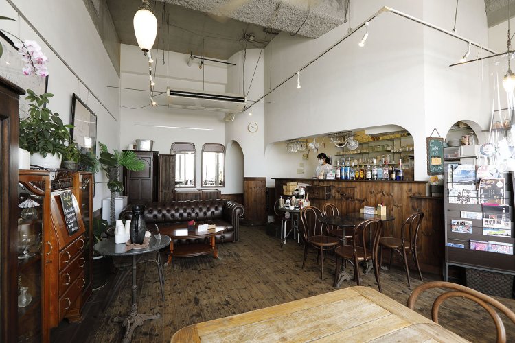 店内には高価なソファやキャビネットなど、オーナーの趣味で買い揃えたアンティーク家具が並ぶ。