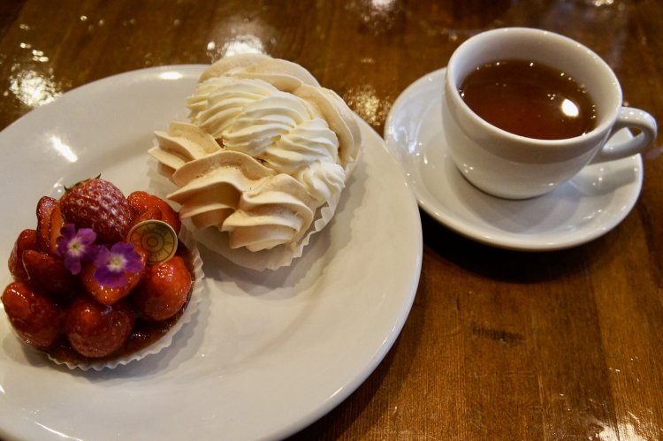 本場フランスにて修業した店主が作り上げる菓子を求めて、たくさんのファンが集う。