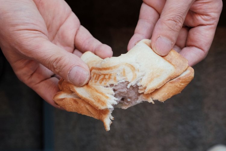 タロイモホットサンド250円。