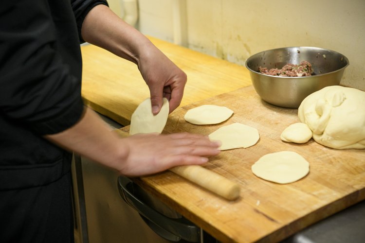 ボーズの皮やうどんは手づくり。これだけ買いに来るモンゴル人も。