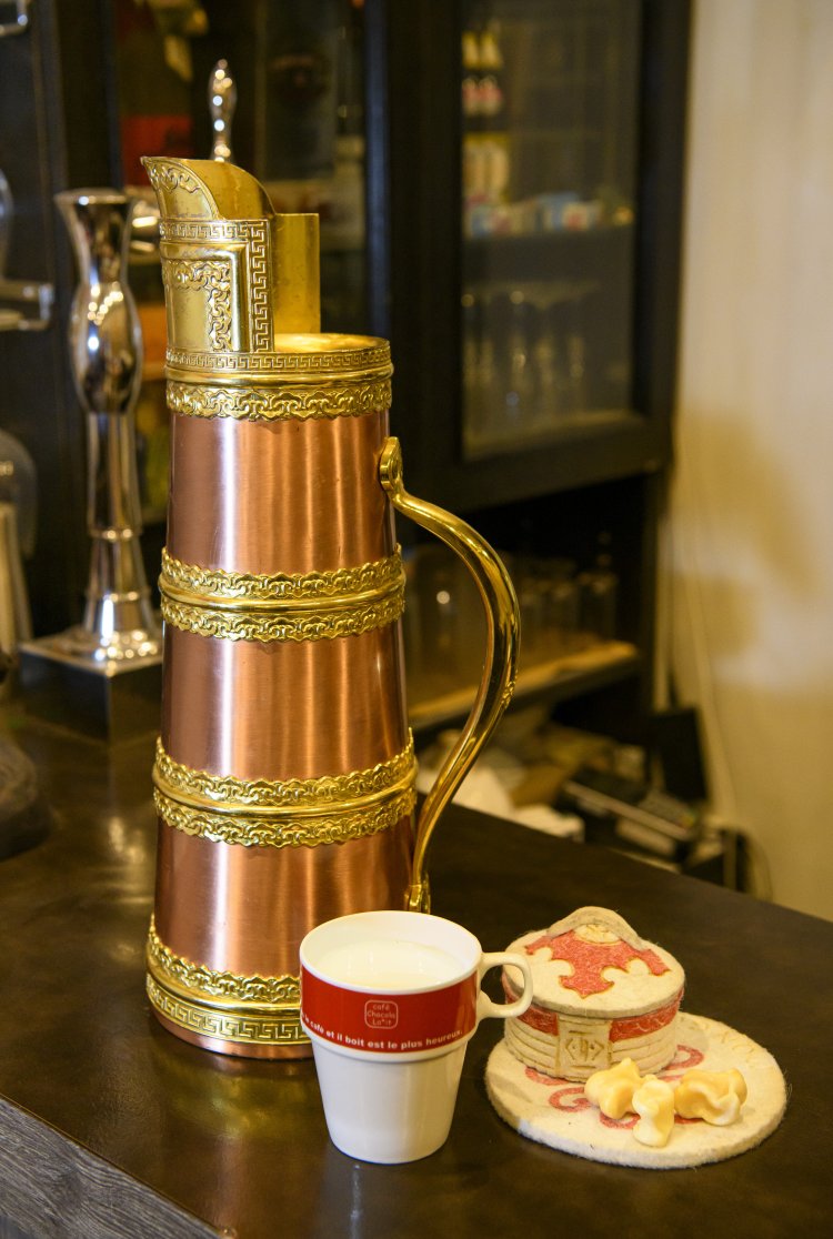 おしゃれなポットにたっぷり入ったスーテーツァイは１杯１５０円。